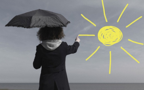 Ученый назвал связь заболеваемости COVID-19 и уровня счастья