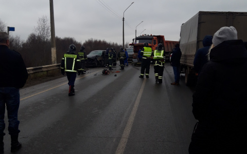 В Сыктывкаре КамАЗ вылетел на встречу и протаранил легковушку, пострадала девушка