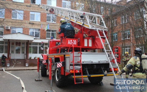 В Сыктывкаре пожарные эвакуировали из жилого дома полсотни человек
