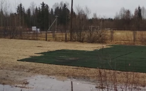 Глава коми поселка объяснил, почему дети остались без футбольного поля