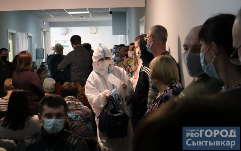 Гигантские очереди и отсутствие дистанции: фоторепортаж из ковидного центра в Сыктывкаре