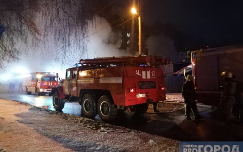 На сильном пожаре в Сыктывкаре погиб человек