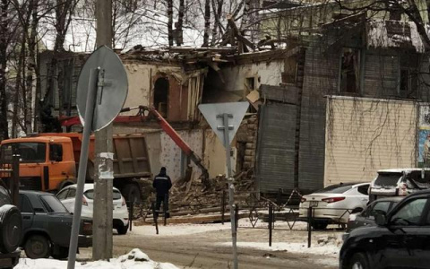 В Сыктывкаре снесли дом, который признали аварийным 10 лет назад