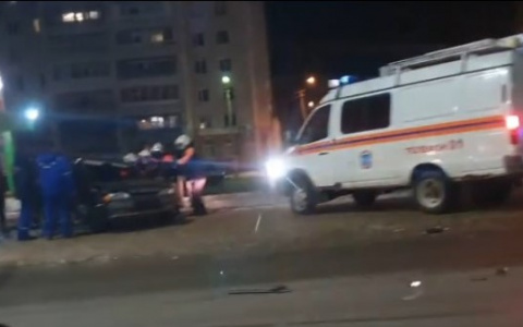 Ночью в Сыктывкаре случилась жесткая авария, есть пострадавшие (видео)