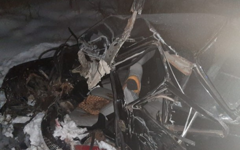 Водитель «Волги», который влетел в грузовик в Коми, скончался