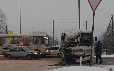 Под Сыктывкаром КамАЗ врезался в пассажирский автобус