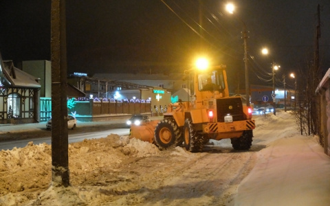 По ночам Сыктывкар чистят от снега больше полусотни машин