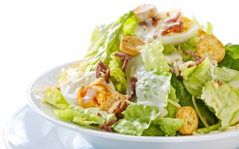 Эксперты предупредили об опасности готовых салатов из магазина