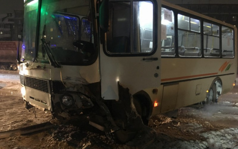 В Сыктывкаре пассажирский автобус протаранил такси