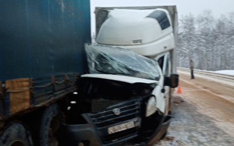 На объездной Сыктывкара произошло жесткое ДТП с фурой