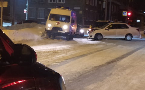 В Сыктывкаре произошло тройное ДТП, есть пострадавшая