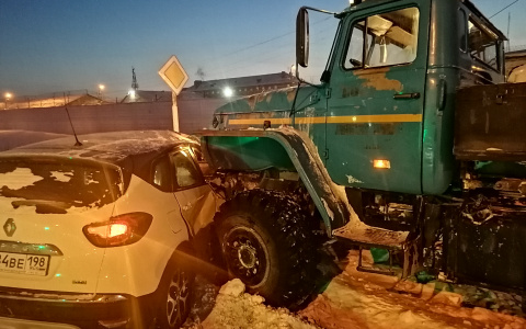 В Коми грузовик протаранил авто с беременной девушкой (видео)