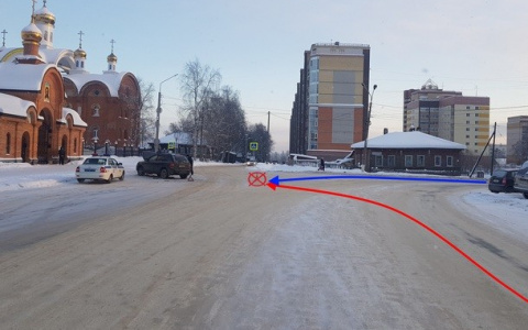 В Сыктывкаре иномарка столкнулась с ВАЗом прямо перед храмом