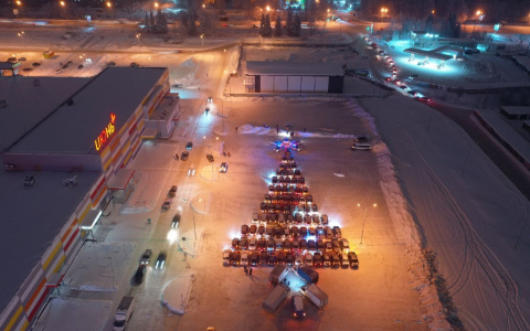 В Сыктывкаре зажглась гигантская «автоелка» (фото)