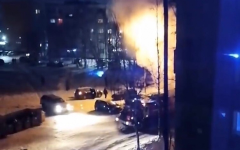 В Коми пламя с горящего авто перекинулось на соседнюю машину