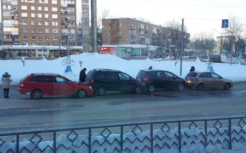 В Сыктывкаре на «кольце» четыре машины врезались друг в друга