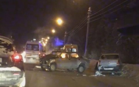 В Сыктывкаре произошло тройное ДТП: водители и пассажиры получили серьезные травмы