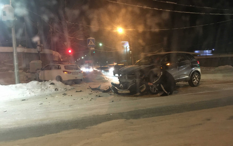 В Сыктывкаре столкнулись два кроссовера: один из них вылетел на тротуар
