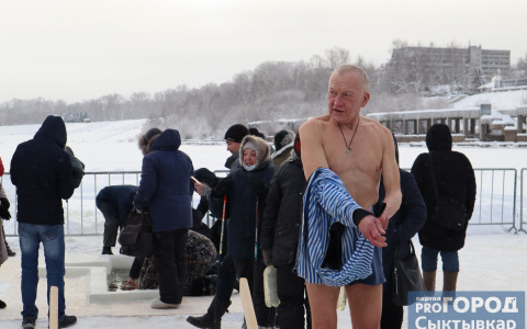 Фоторепортаж: в Сыктывкаре прошли крещенские купания