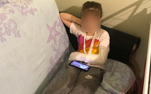 В Сыктывкаре маленькая девочка выпала из автобуса и сломала руку