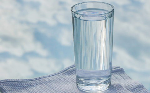 Диетолог развеял три популярных мифа об употреблении воды