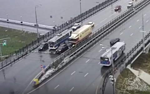 Водитель из Коми устроил массовое ДТП, за которое должен заплатить 812 тысяч рублей (видео)