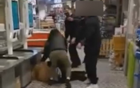 В Сыктывкаре толпа подростков избила женщину в магазине