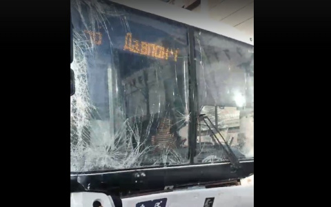 В Сыктывкаре пассажирский автобус врезался в грузовик (видео)