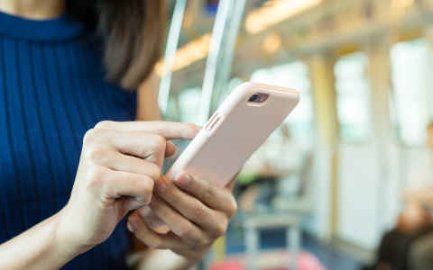 Родителей детей в Коми спросили, нужны ли школьникам смартфоны на учебе