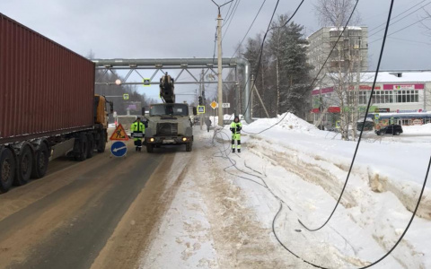 В Сыктывкаре лесовоз сорвал провода и «вырубил» три светофора