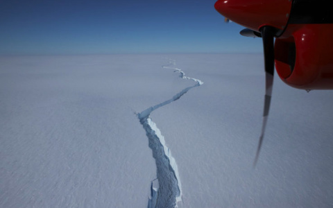 От Антарктиды откололся титанический айсберг размером с Санкт-Петербург (видео)
