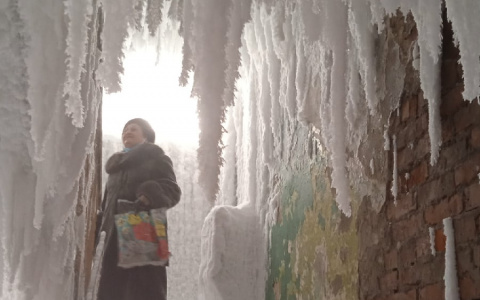 В Коми подъезд превратился в пещеру ледникового периода (фото)