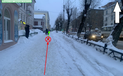 Сыктывкарка попала под машину на тротуаре в центре города