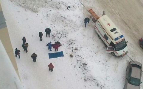 В Коми женщина выпала из окна поликлиники
