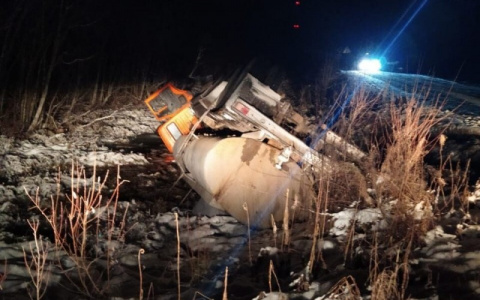 В Коми перевернутый топливовоз стал причиной разлива мазута