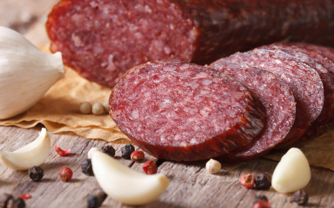 Как пачка сигарет: онколог рассказал насколько опасна сырокопченая колбаса