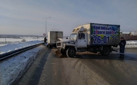 Под Сыктывкаром столкнулись два грузовика