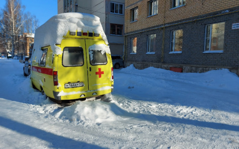 Выяснилось, кому принадлежит машина скорой помощи, которая гниет под снегом в Сыктывкаре