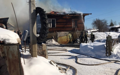 Появились фотографии со смертельного пожара в сыктывкарском Заречье