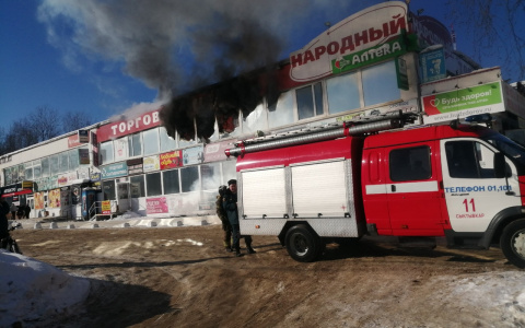 На пожаре в ТЦ «Народный» в Сыктывкаре спасли двух человек