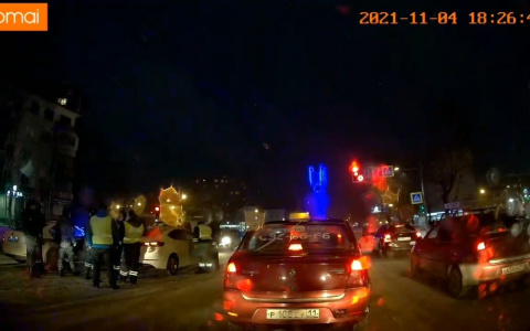 Около десятка полицейских с мигалками пытались вскрыть «Мазду» в центре Сыктывкара