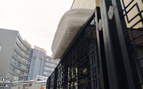 Глыбы над тротуарами: сыктывкарец рассказал о смертельной опасности для горожан