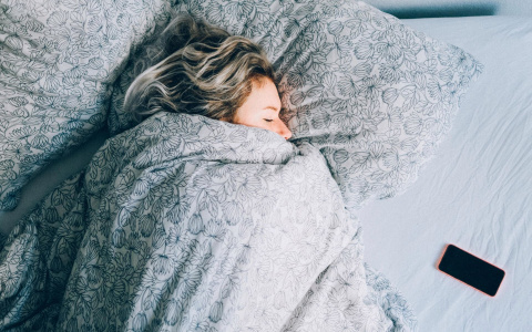 Невролог назвал самую полезную для здоровья позу для сна