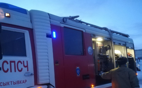 В Сыктывкаре загорелась автостоянка