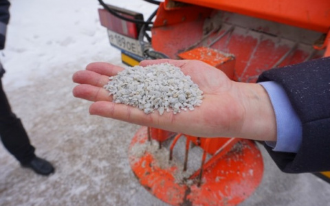 Улицы Сыктывкара начали посыпать мраморной крошкой