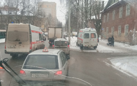 В Сыктывкаре скорая помощь врезалась в легковой автомобиль