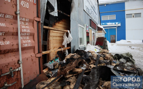 Пожар на складе стройматериалов в Сыктывкаре: фоторепортаж с места происшествия
