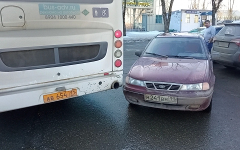 Прибытие чиновников спровоцировало ДТП с автобусом на железнодорожном вокзале в Сыктывкаре