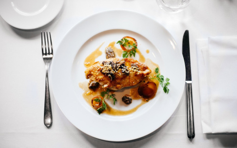 Нутрициолог рассказала, как не наедаться на ночь