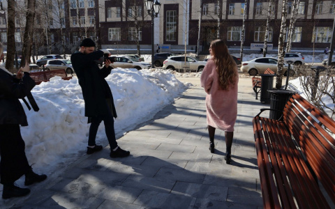 Полуголые девушки устроили фотосессию на центральной площади Сыктывкара